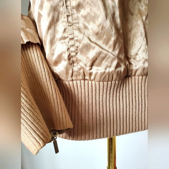 Mi-Tu gold jacket with  removable rabbit fur collar. Size 44 (US 6) - Picture 8 of 10